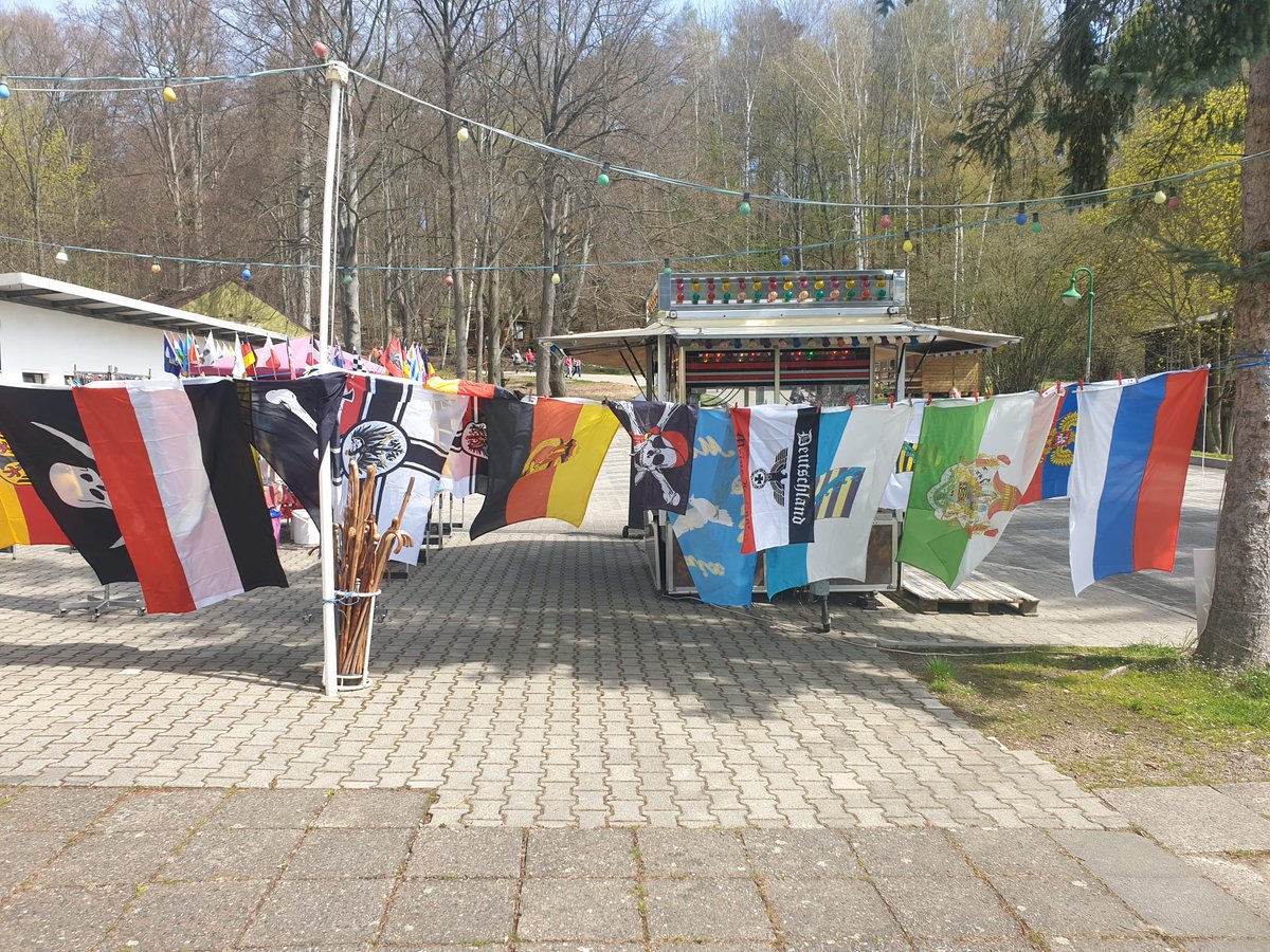 DoreenReinhard's tweet photo. Sächsisches Ausflugsziel, Talsperre Kriebstein, LK Mittelsachsen. Am Kiosk gibt's großes Angebot für rechtsradikale Fahnenschwenker. https://t.co/cyFEwY1hXJ