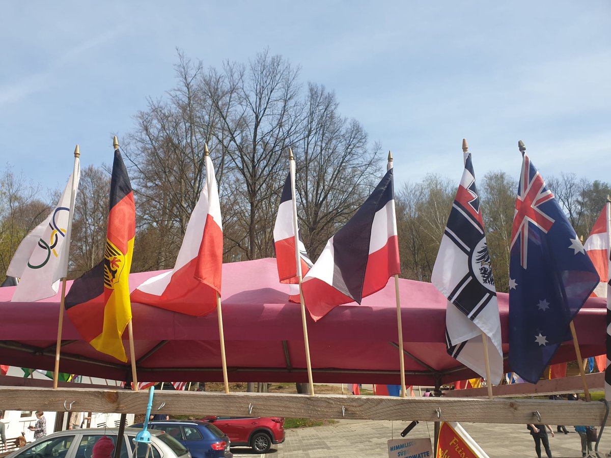 DoreenReinhard's tweet photo. Sächsisches Ausflugsziel, Talsperre Kriebstein, LK Mittelsachsen. Am Kiosk gibt's großes Angebot für rechtsradikale Fahnenschwenker. https://t.co/cyFEwY1hXJ