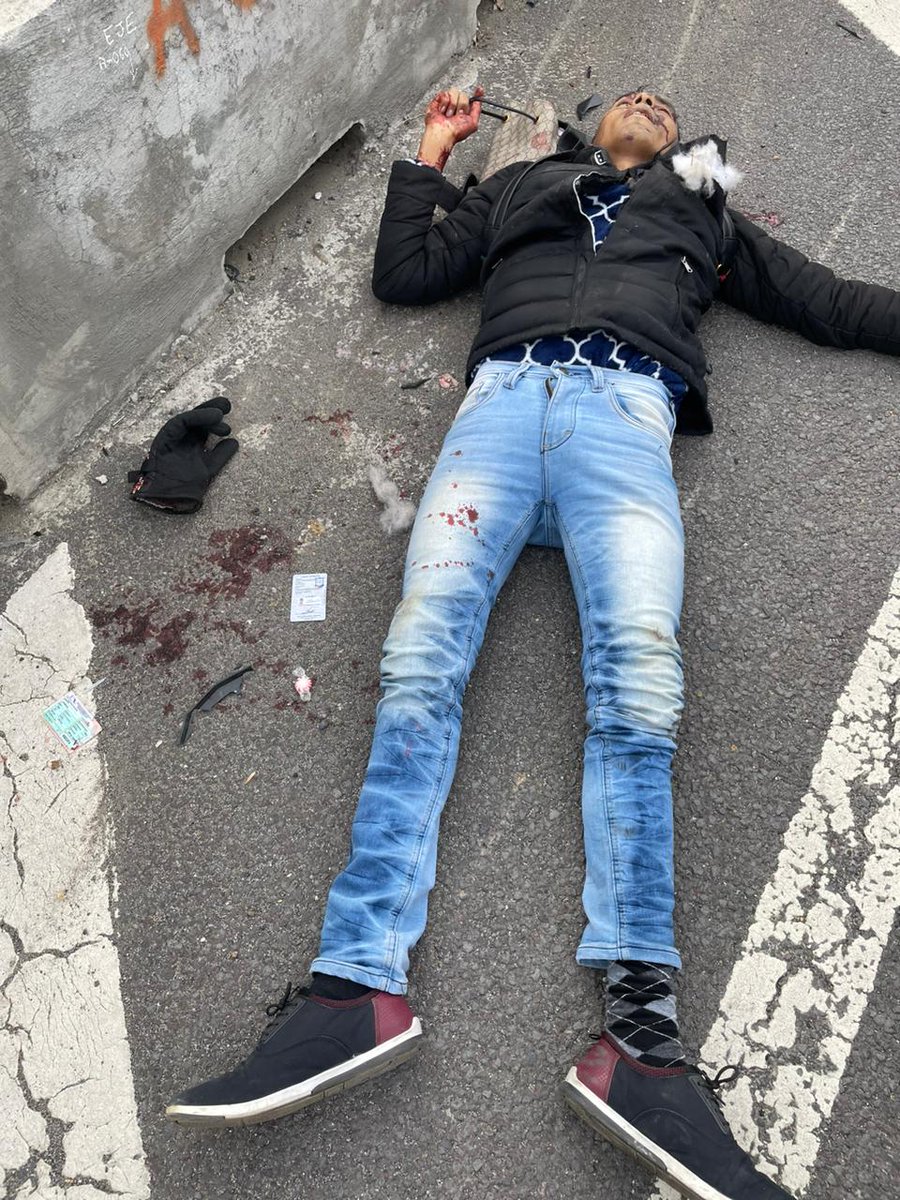 De_UltimaHora's tweet photo. #DeUltimahora 
Por si alguien lo conoce, acaba de tener un accidente sobre la autopista #México #puebla en dirección a la #cdmx antes del puente de la concordia , ya falleció. https://t.co/i2JcOlE9hD