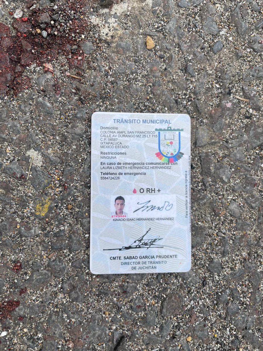De_UltimaHora's tweet photo. #DeUltimahora 
Por si alguien lo conoce, acaba de tener un accidente sobre la autopista #México #puebla en dirección a la #cdmx antes del puente de la concordia , ya falleció. https://t.co/i2JcOlE9hD