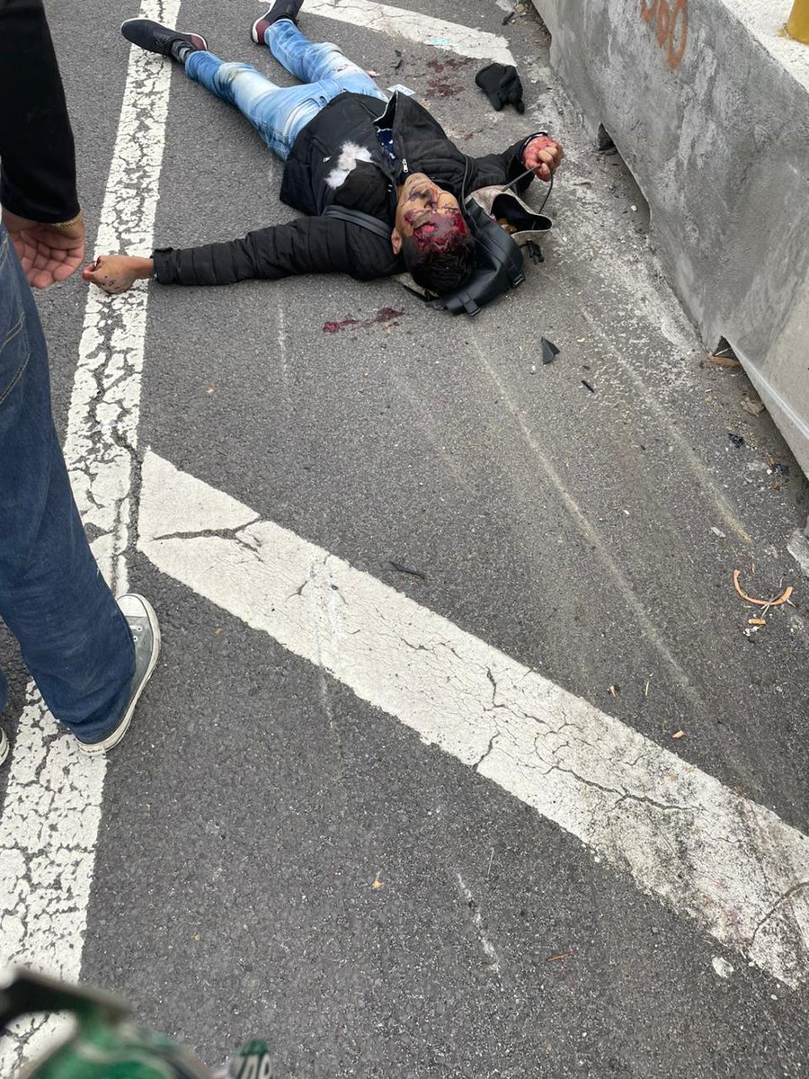 De_UltimaHora's tweet photo. #DeUltimahora 
Por si alguien lo conoce, acaba de tener un accidente sobre la autopista #México #puebla en dirección a la #cdmx antes del puente de la concordia , ya falleció. https://t.co/i2JcOlE9hD