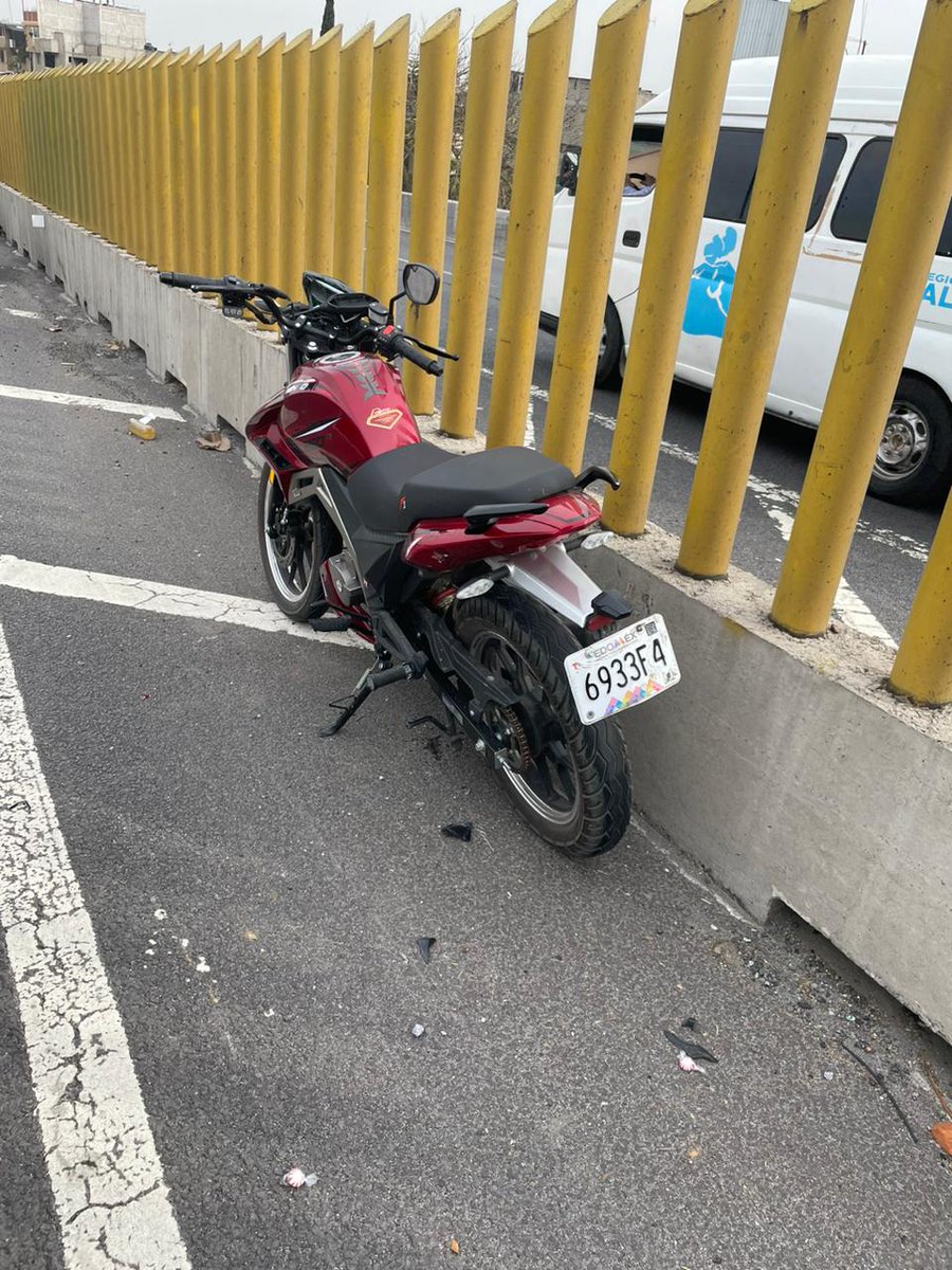 De_UltimaHora's tweet photo. #DeUltimahora 
Por si alguien lo conoce, acaba de tener un accidente sobre la autopista #México #puebla en dirección a la #cdmx antes del puente de la concordia , ya falleció. https://t.co/i2JcOlE9hD