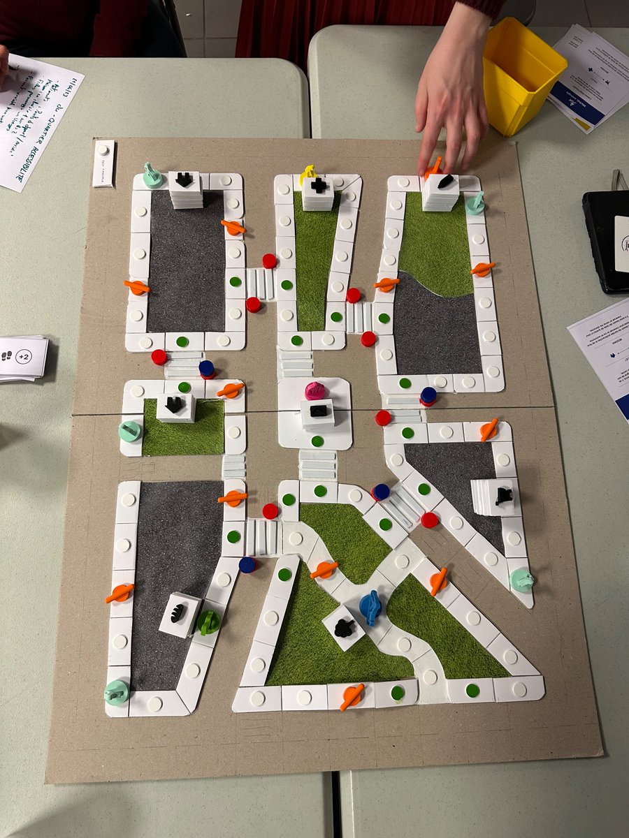 autonabee's tweet photo. Test du jeu « quartier accessibilité » imaginé par #AutonaBee.
Le but: aider les personnes en situation de handicap à se rendre sur le lieu de destination.
Des obstacles sur les trottoirs, les passages piéton non adaptés que ce soit trottoir bateau ou signaux audio. https://t.co/BwTbIL7Afd
