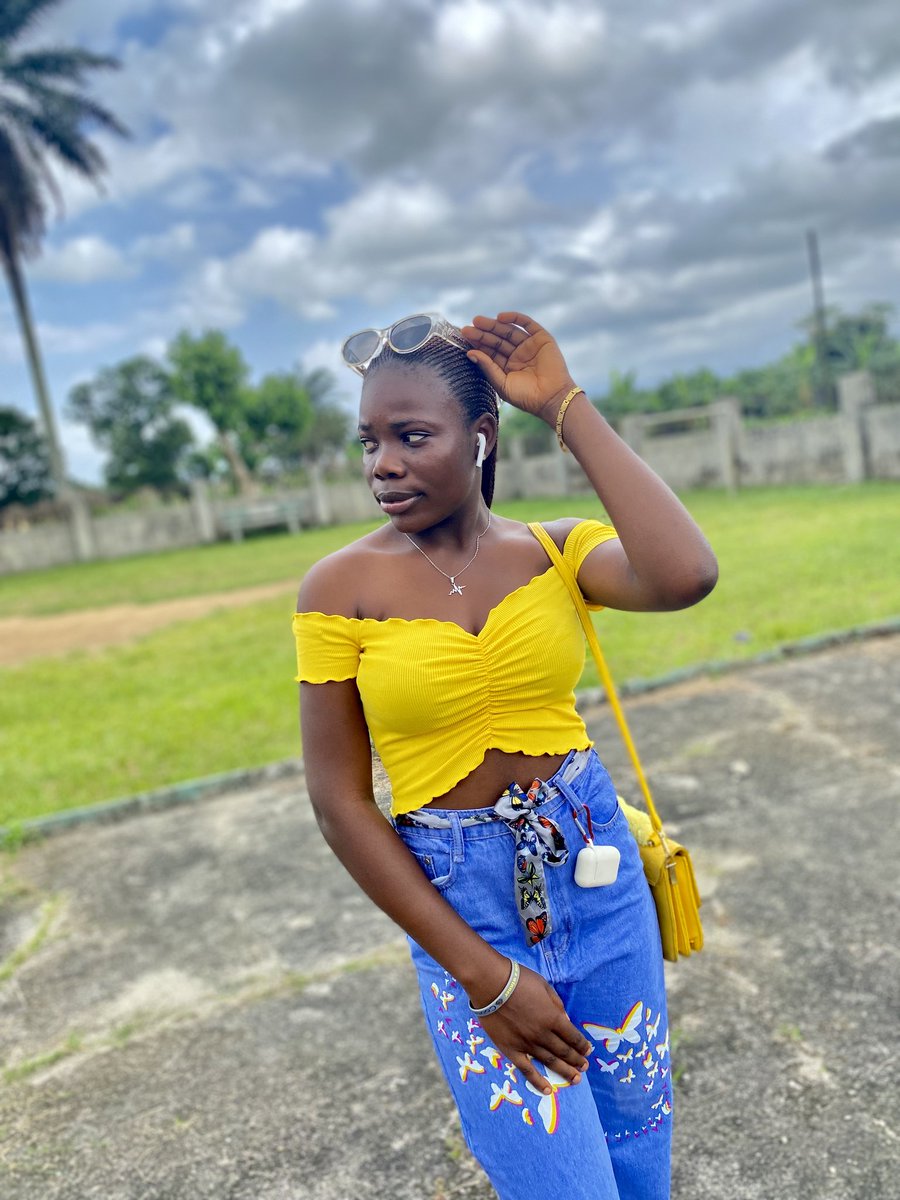 AccraKat's tweet photo. I look good in yellow 🙈💛💙
#YourFavourite🦋🌚 https://t.co/EQuOYfeLrD