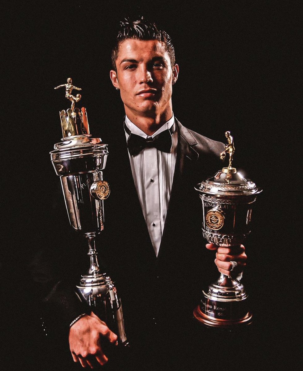 ON THIS DAY IN 2007: A 22 year old Cristiano Ronaldo collected BOTH the PFA YPOTY and PFA POTY awards on route to becoming the ONLY player to ever win every single individual award in a single season in England. 🐐