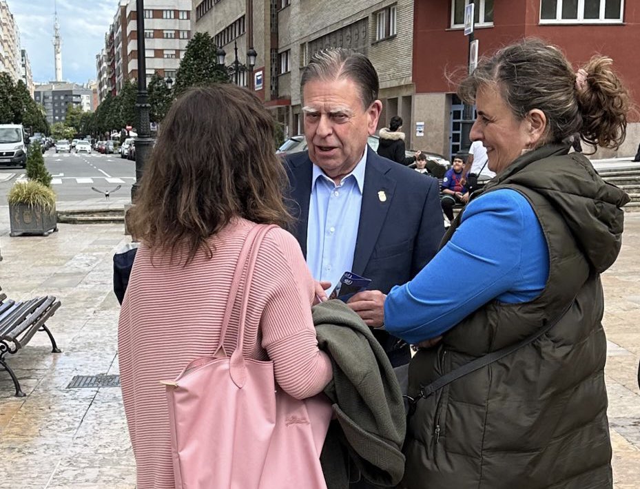GMPOviedo's tweet photo. ℹ️ Hasta las 20 horas estamos en la Plaza Pedro Miñor escuchando e informando a los vecinos sobre nuestras propuestas para seguir mejorando Oviedo. 

Acércate, te esperamos. 

@canteli_alfredo 
#EquipoCanteli 
#OviedoEntreTodos 
#SensatezparaOviedo https://t.co/rFgiUZEZyM