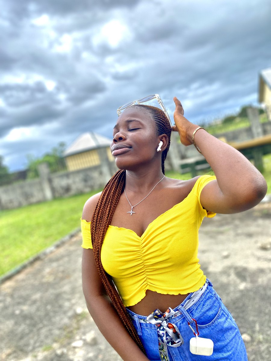 AccraKat's tweet photo. I look good in yellow 🙈💛💙
#YourFavourite🦋🌚 https://t.co/EQuOYfeLrD