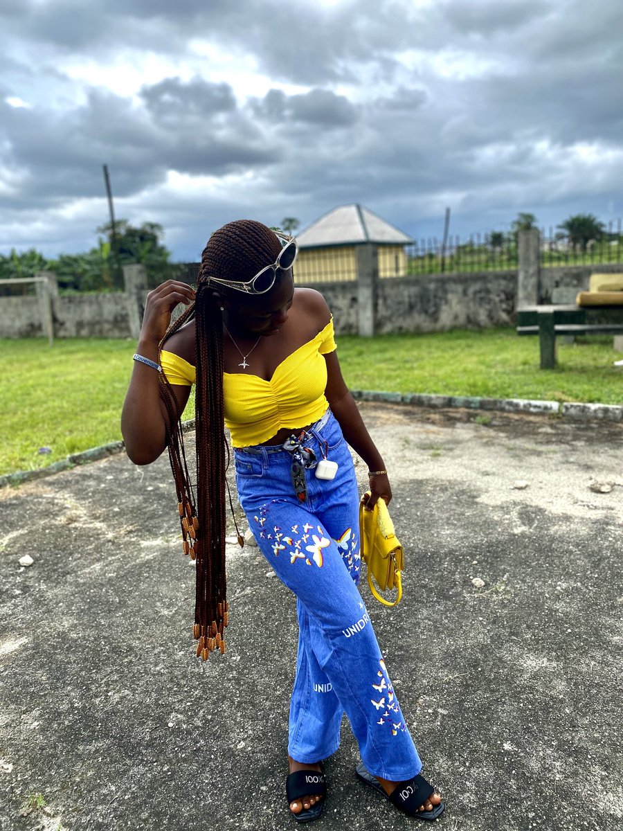 AccraKat's tweet photo. I look good in yellow 🙈💛💙
#YourFavourite🦋🌚 https://t.co/EQuOYfeLrD