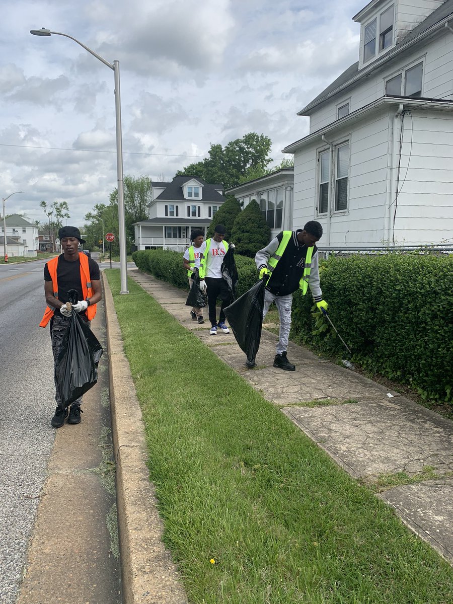 Stinnett_41st's tweet photo. Baltimore Clean Streets….

The student-workers of Baltimore Clean Streets and I were out today in the Northwest communities for the Mayor’s Spring Cleanup. 

#MayorsSpringCleanUp 

#BaltimoreCleanStreets #WeAreBaltimore #BmoreUnited https://t.co/Al67Nrz3pH