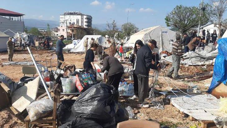21 yıllık AKP iktidarı sonunda bugün nasıl bir Türkiye var?

📌 Değil ev almanın, ev kiralamanın sorun olduğu, insanların ev kirasına maaşlarının yarısını verdiği bir Türkiye var.

📌 Et, soğan, patates, yağ kuyruklarında milletin perişan olduğu bir Türkiye var.

📌 İki çalışan