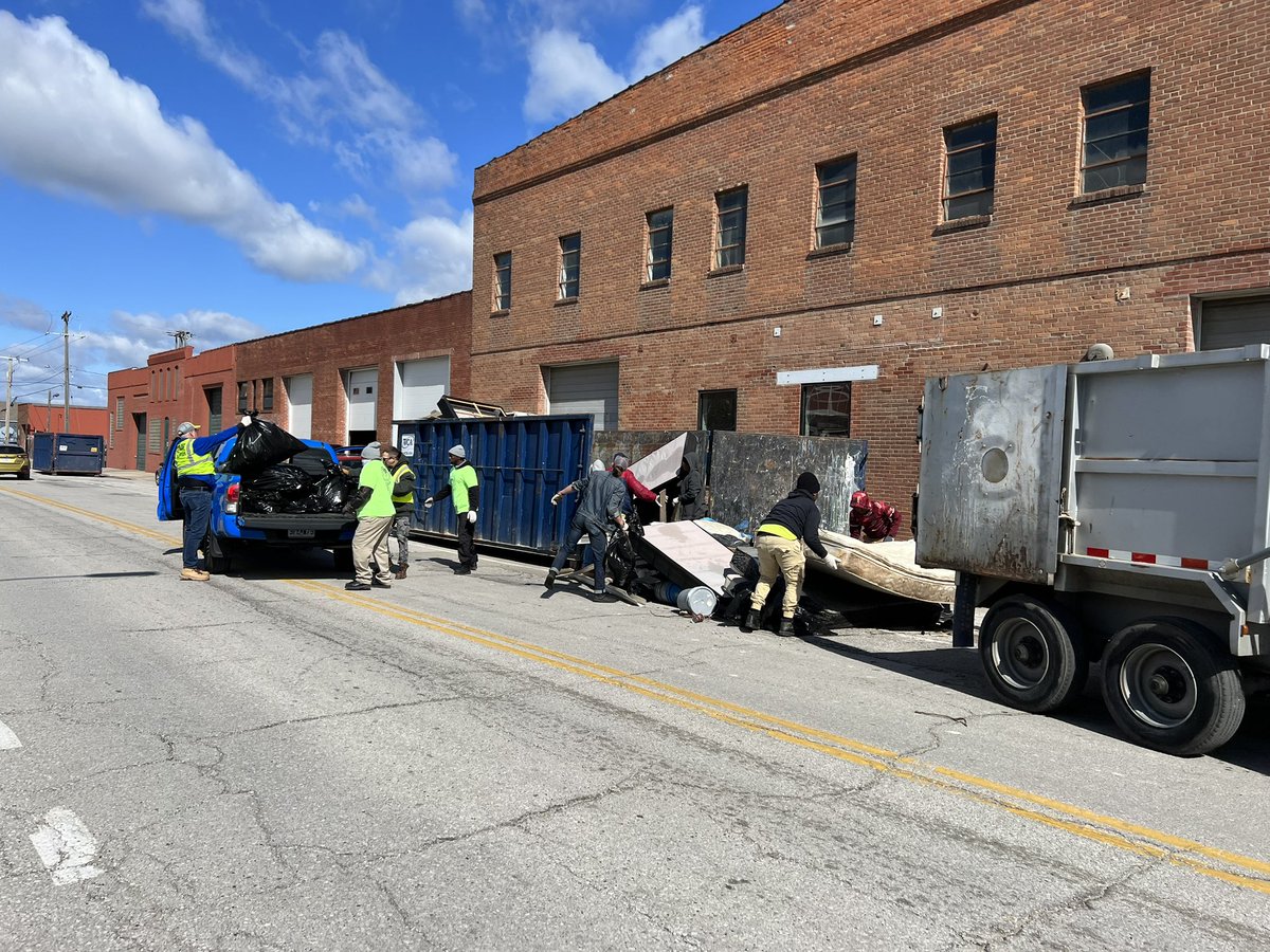 TomGerend's tweet photo. Great morning for West Bottoms neighborhood clean up! #EarthDay2023 #kccleanup @BTG_KC @KCMOParks @KansasCity https://t.co/zym7lkcgg2