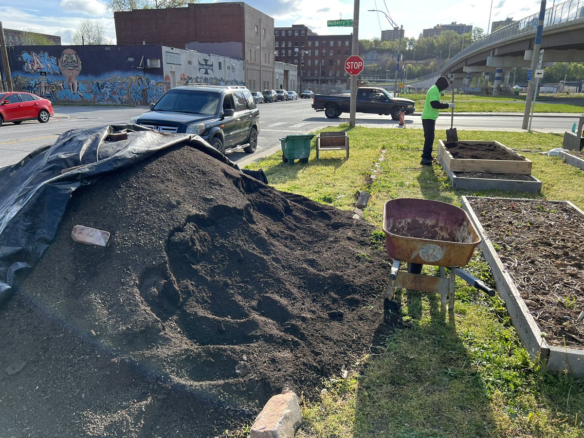TomGerend's tweet photo. Great morning for West Bottoms neighborhood clean up! #EarthDay2023 #kccleanup @BTG_KC @KCMOParks @KansasCity https://t.co/zym7lkcgg2