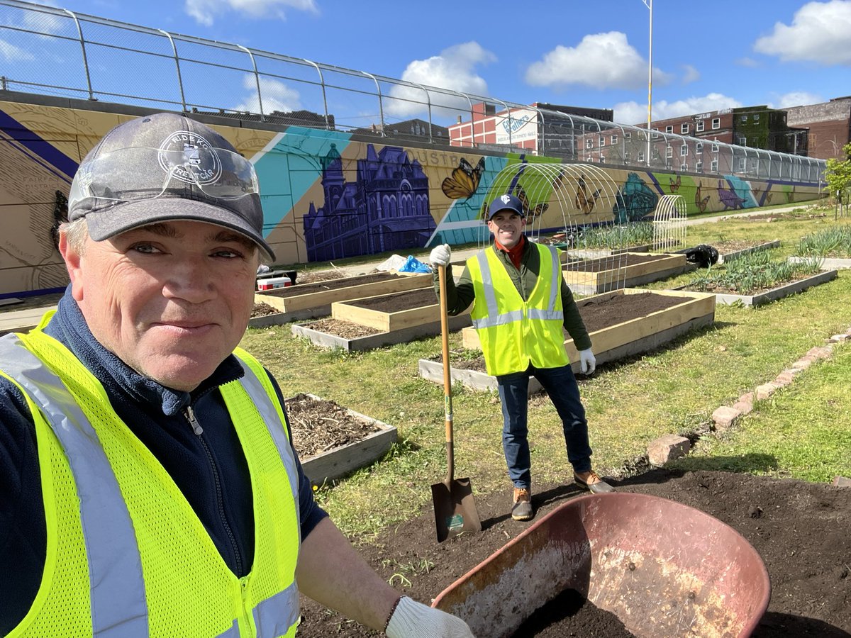 TomGerend's tweet photo. Great morning for West Bottoms neighborhood clean up! #EarthDay2023 #kccleanup @BTG_KC @KCMOParks @KansasCity https://t.co/zym7lkcgg2