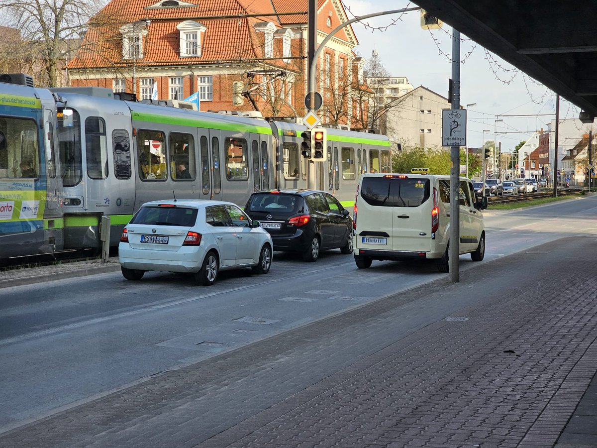#taxi Im Prinzip ja eine super Sache, aber sind die Fahrer/in nicht auf einen Führerschein angewiesen? #runtervomradweg 
(Veloroute 8, auf der Fahrbahn ein breiter Streifen für den MIV und ein Streifen Radweg, getrennt durch eine dicke durchgezogene Linie)