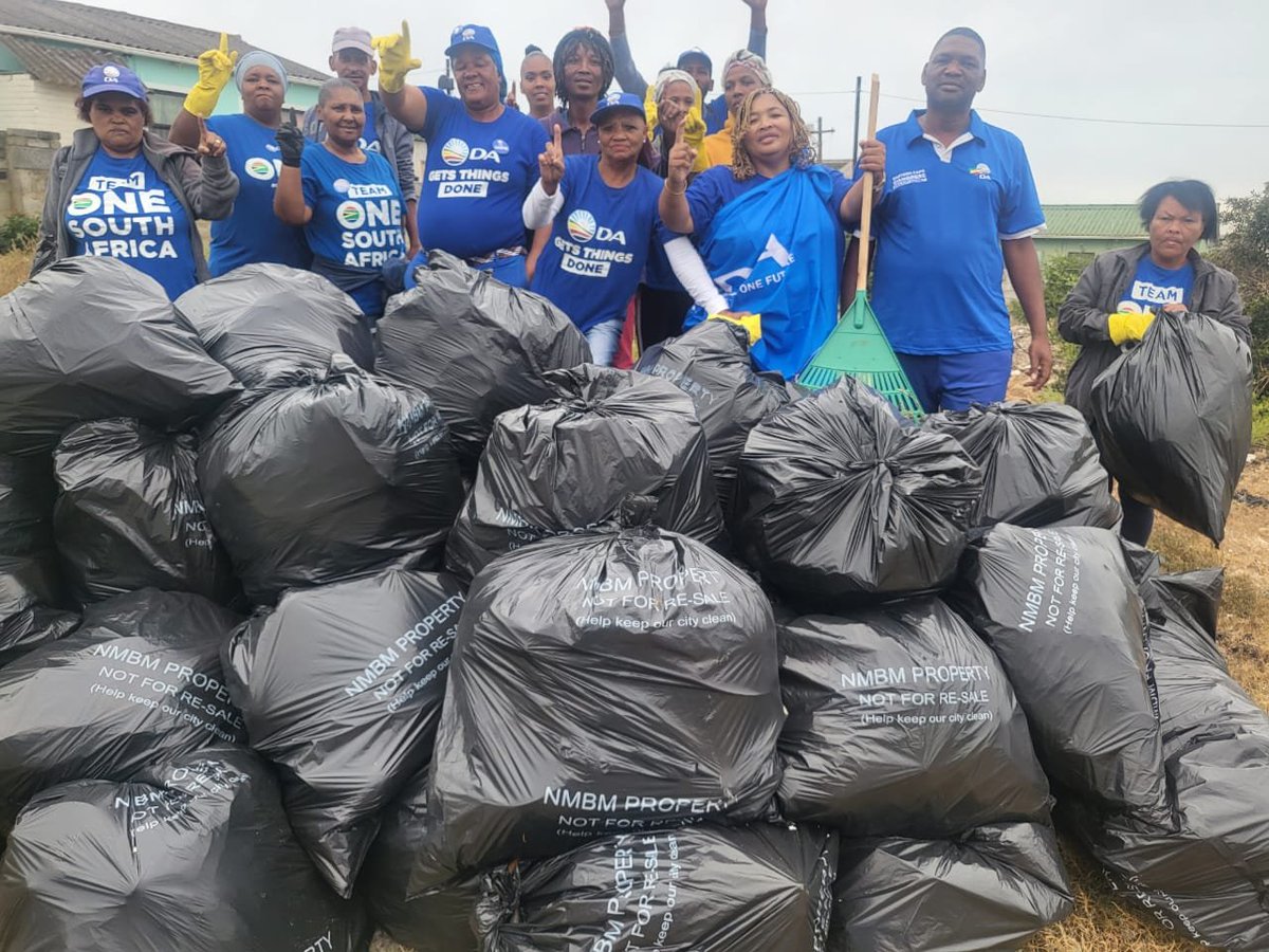 DA_ECapePD's tweet image. NMB Clean your spot. Today we embarked on a ward by ward clean up as a collaborative effort with civil society to keep our city clean #getNMBworkingagain