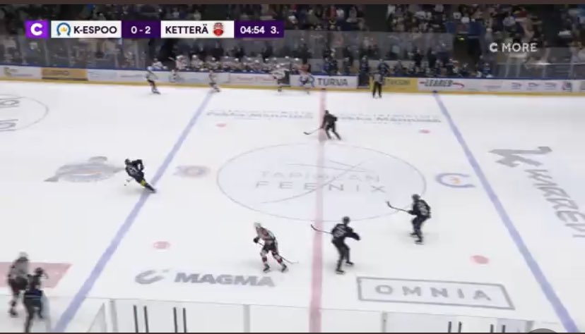 Mitäköhän linjatuomari katseli tässä tilanteessa? #mestis