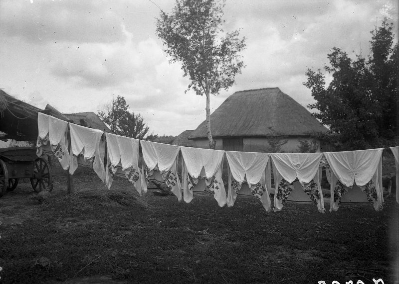 Київщина. Кагарлик, 1911 рік. Сушаться сорочки …
