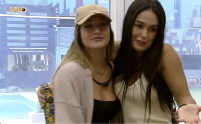 QueridaNews's tweet photo. 🚨BBB23: Pela milésima vez Bruna e Larissa verbalizando que estão juntas e querem ir juntas para a Final, mas os ADMs de ambas não estão seguindo as vontades das Sisters, qual autonomia essas Equipes tem para ignorar o próprio participante da qual trabalham por... #BBB23 https://t.co/MbNJeKbP53