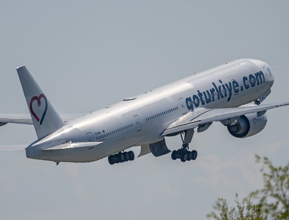 PiotrBozyk's tweet photo. W sobotnie (22.04) przedpołudnie pojawił się w Polsce nowy przewoźnik czarterowy. #MaviGök Airlines i #ANEXtour zainaugurowały połączenie czarterowe z Warszawy do #Antalyi🇹🇷Pierwsze loty zostały wykonane boeingiem #B777-300ER👉https://t.co/swhCrBvVQ5 #Avgeek #turystyka #lotnictwo https://t.co/9NiIkJh2ee