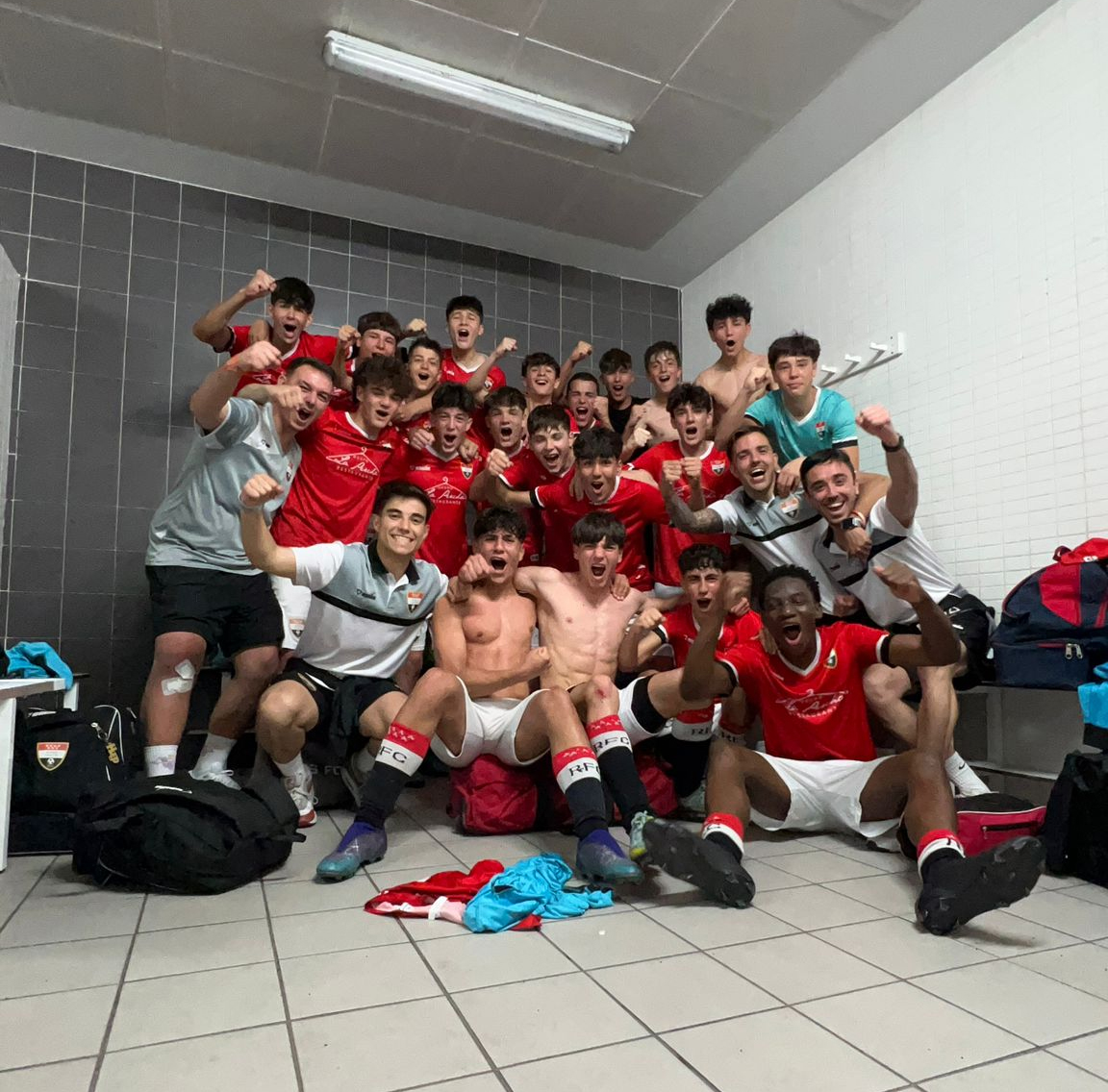 ¡Y el Cadete 'A  CAMPEÓN! 

A falta de cuatro jornadas para el final de liga, los de Sancho se proclaman campeones. 

¡Equipazo! 

❤️🤍🖤

#VamosRivas