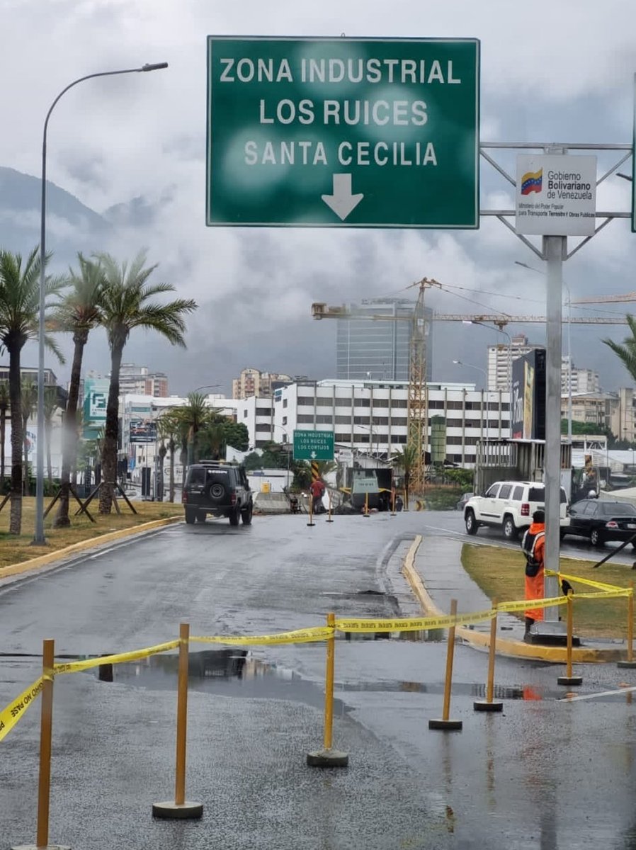 jesusmedinae's tweet photo. ¡Atención! Cierran el puente del distribuidor Los Ruices en la autopista Francisco Fajardo por 48 horas para reparaciones, luego de que se denunciaran por redes sociales fallas en la estructura a solo 8 años de su construcción (Hasta el SEBIN acudió) https://t.co/PewA2TwxMu
