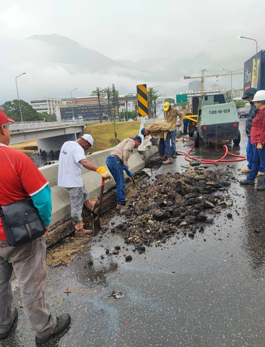 jesusmedinae's tweet photo. ¡Atención! Cierran el puente del distribuidor Los Ruices en la autopista Francisco Fajardo por 48 horas para reparaciones, luego de que se denunciaran por redes sociales fallas en la estructura a solo 8 años de su construcción (Hasta el SEBIN acudió) https://t.co/PewA2TwxMu