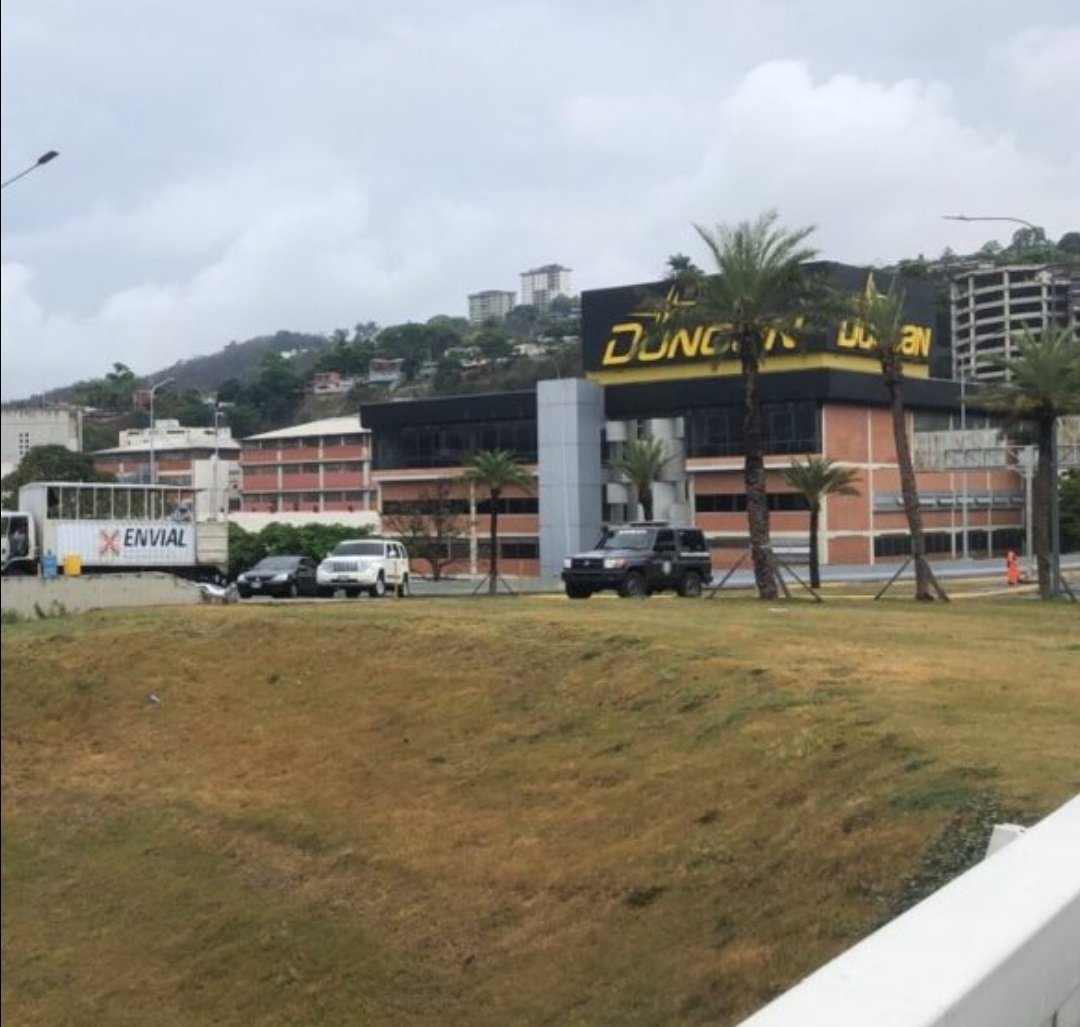 jesusmedinae's tweet photo. ¡Atención! Cierran el puente del distribuidor Los Ruices en la autopista Francisco Fajardo por 48 horas para reparaciones, luego de que se denunciaran por redes sociales fallas en la estructura a solo 8 años de su construcción (Hasta el SEBIN acudió) https://t.co/PewA2TwxMu