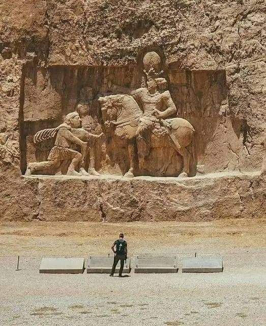redhistoria's tweet photo. El triunfo de Shapur I, Naqshe Rostam, Irán.
El emperador romano Philippus el árabe arrodillado frente al rey persa Shapur I, rogando por la paz, y el emperador Valeriano, quien fue tomado cautivo por el ejército persa en el 260 d.C. https://t.co/w4kgnHJopE