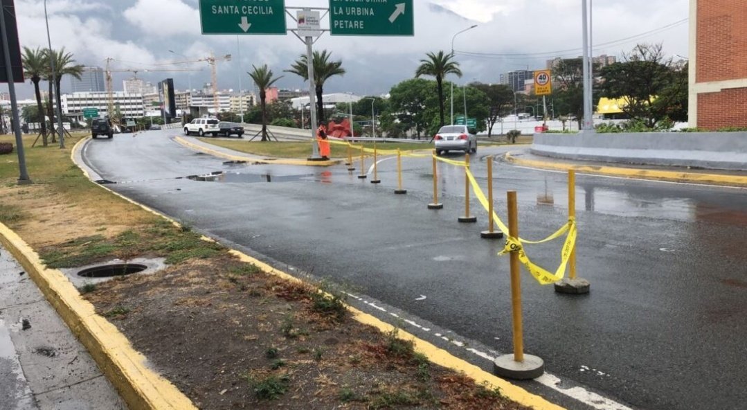 jesusmedinae's tweet photo. ¡Atención! Cierran el puente del distribuidor Los Ruices en la autopista Francisco Fajardo por 48 horas para reparaciones, luego de que se denunciaran por redes sociales fallas en la estructura a solo 8 años de su construcción (Hasta el SEBIN acudió) https://t.co/PewA2TwxMu