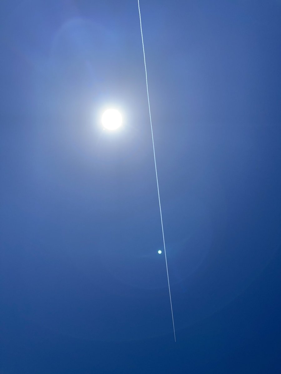 11loveGod11's tweet photo. “Unknown” plane leaving a toxic trail. Clear blue skies are always being ruined. Look up! This is wrong. #chemtrails #toxic #GeoEngineering #GlobalWarming (oh it’s happening just not how we think). They’re essentially #microwaving us. https://t.co/Iq2ob2kp9m