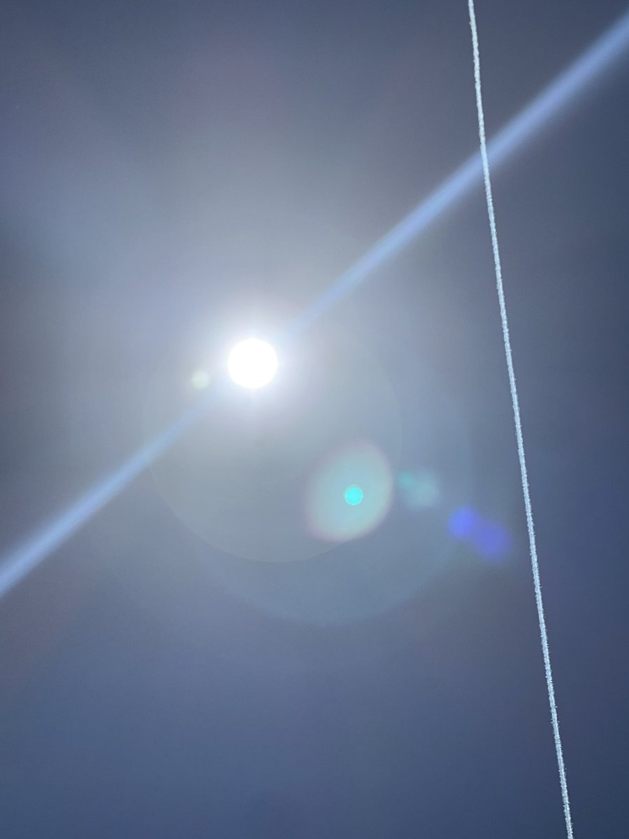 11loveGod11's tweet photo. “Unknown” plane leaving a toxic trail. Clear blue skies are always being ruined. Look up! This is wrong. #chemtrails #toxic #GeoEngineering #GlobalWarming (oh it’s happening just not how we think). They’re essentially #microwaving us. https://t.co/Iq2ob2kp9m