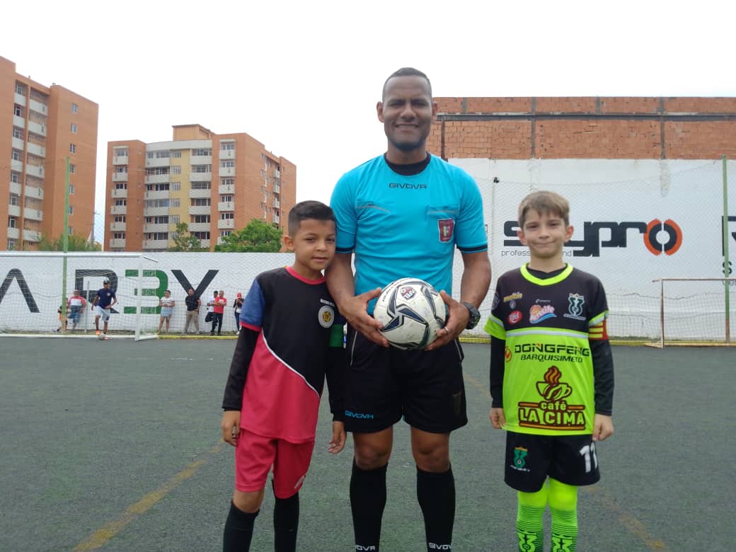 SomosAfel's tweet photo. #LigaAFEL 🇱🇦 🏆 |  

@AcademiaRey 🆚 Máximo Viloria 

Cancha San Vicente 📍

#SomosAFEL #TeamAFEL #ConElOrgulloDeSerLarense #TodoSomosAFEL https://t.co/vkQG4YQ9EZ