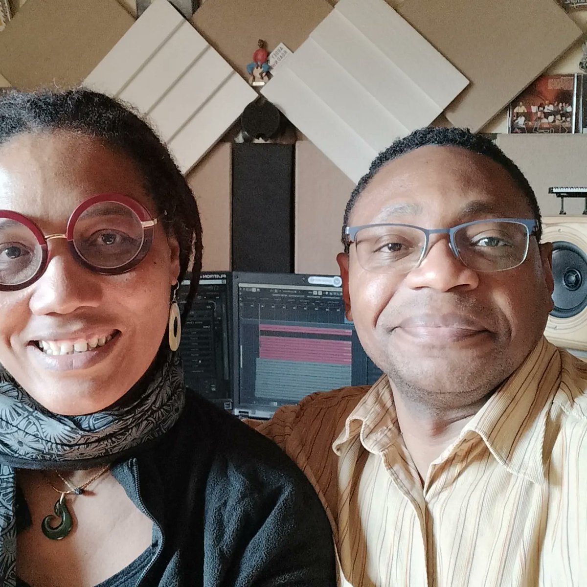 Flexihomestudio's tweet photo. Belle journée d'arrangement et de prise de voix pour le beau projet de la vocaliste Lyn Udino, une belle voix de la Martinique et de la Guadeloupe.Flexi'Studio te remercie pour ta confiance.
#cubasepro12 #antelopeaudio #edgesolo #homestudio #recordingvocals #prosodiaaudio https://t.co/3xLRTxYZDy