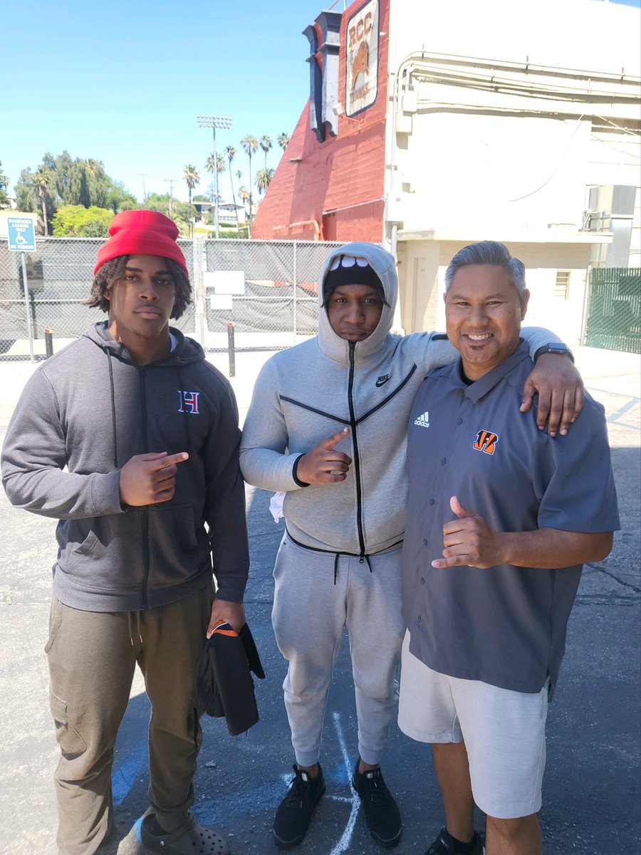 CoachTae65's tweet photo. Riverside CC just got a few dogs. Finish the race @d1_burnam, Coach Silva thank you. Not many like you https://t.co/ggAqDI1Qqy
