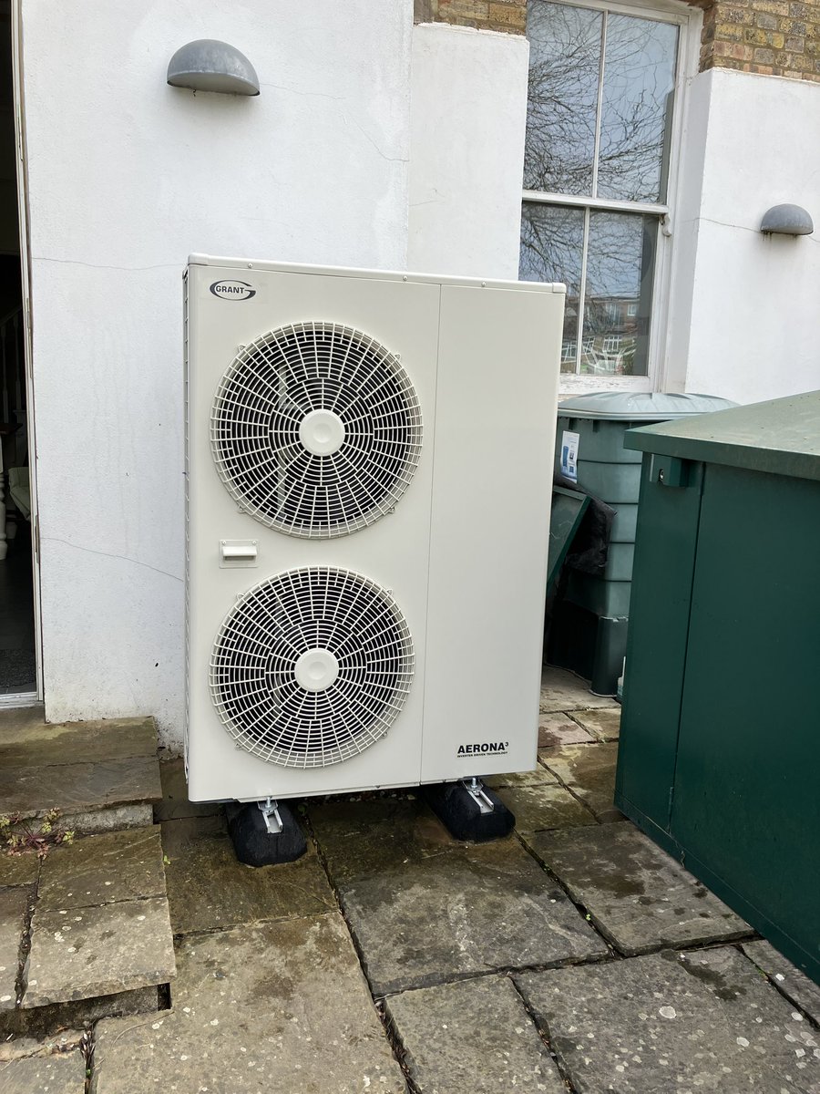 Szymon Czaban on Twitter "My first _heatgeek heat pump install from a year ago being serviced