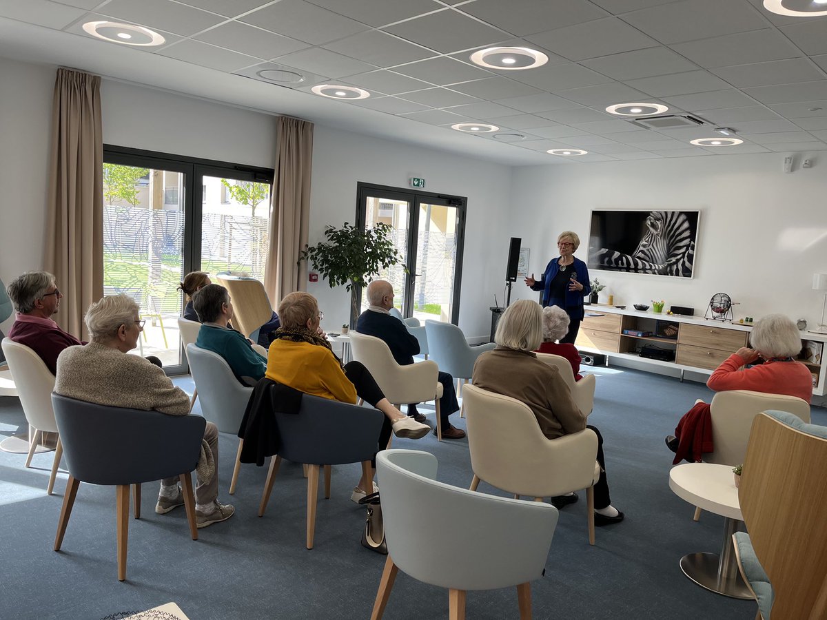 SenAngers's tweet photo. Conférence sur le quartier de la #Doutre et présentation  de la bibliothèque Saint-Nicolas à nos résidents 📚📖📽
Merci Geneviève TEISSEIRE pour ce moment de #partage pour nos #JPO https://t.co/0nzE3QUab8