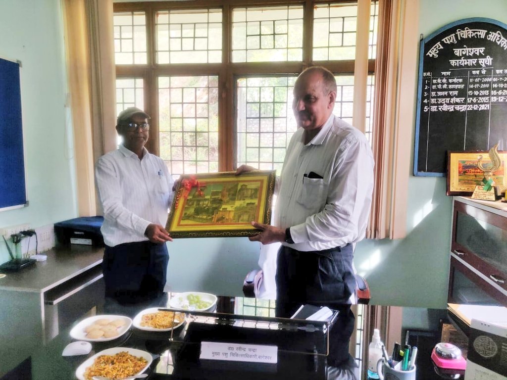 cvobageshwargm1's tweet photo. Inspection of CVO office, Bageshwar by Director @DrPremKumarAHD .
#PashudhanUK #Uttarakhand #AnimalHealth https://t.co/thCXS5THTf