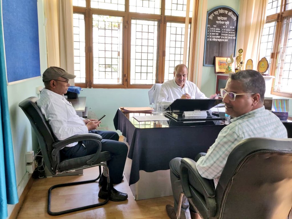 cvobageshwargm1's tweet photo. Inspection of CVO office, Bageshwar by Director @DrPremKumarAHD .
#PashudhanUK #Uttarakhand #AnimalHealth https://t.co/thCXS5THTf