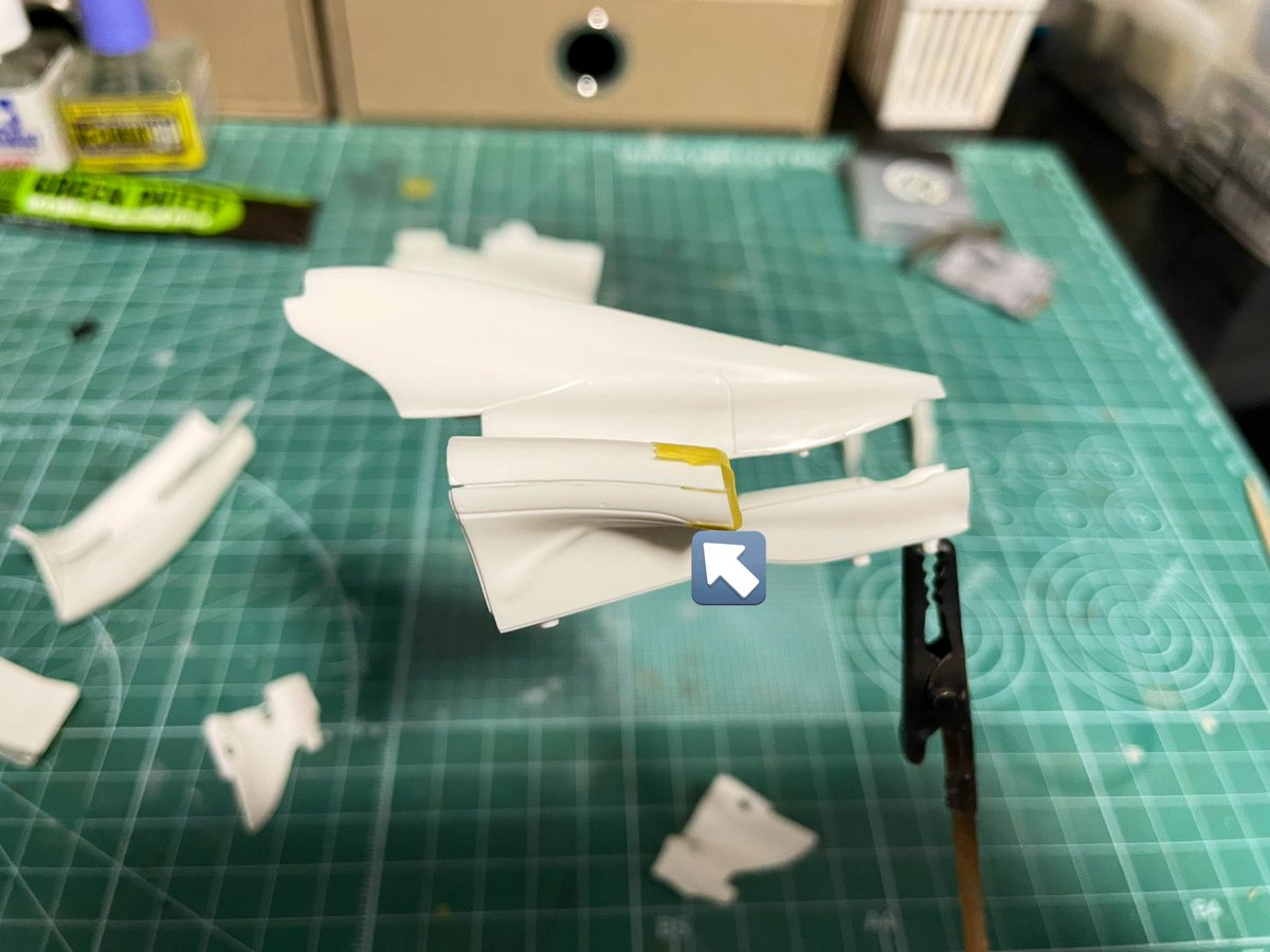 bloom_works0609's tweet photo. 今日の模活。半年ぶり位に一日中作成してました。エンジンやラジエターを含めて仮組。シートの後ハメが困難の為、フロントノーズの接着は見送り。またリアカウルはギアボックスをサンドイッチにする関係上、下の筋彫りにて分割し、合わせ目を処理する事に。明日も無理なく進めます。

#F2012
#F1模型 https://t.co/bI4FX5jKcd