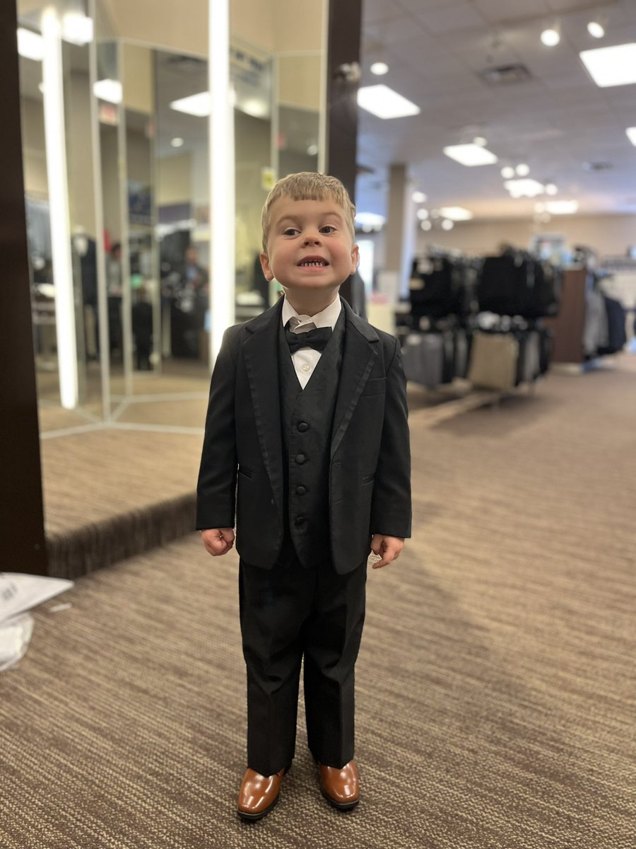 caitlinlasch's tweet photo. Thanks for the great service, @menswearhouse! https://t.co/0fqXP4jBMD