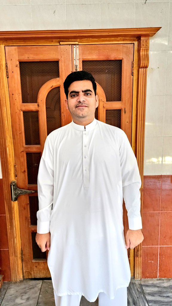 iamhassan9's tweet photo. Eid Mubarak everyone. Mandatory #EidPic #EidSelfie etc. https://t.co/LxpqVaVdTq