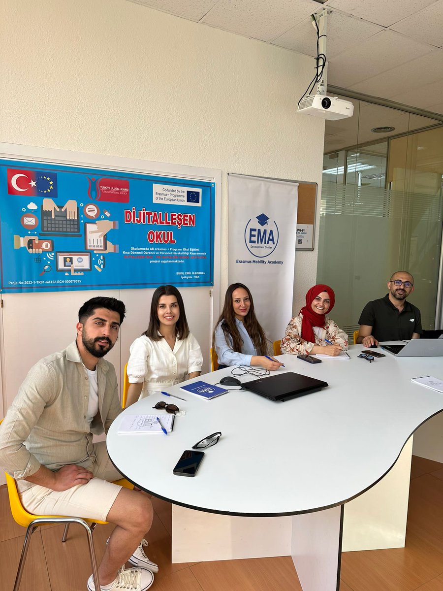 Dijitalleşen okul başlıklı kursumuz 2. Gün...
<a href="/ulusalajans/">Türkiye Ulusal Ajansı 🇹🇷 Turkish NA</a> <a href="/EUErasmusPlus/">Erasmus+</a> 
<a href="/ipekyolukymkmlg/">İpekyolu Kaymakamlığı</a>