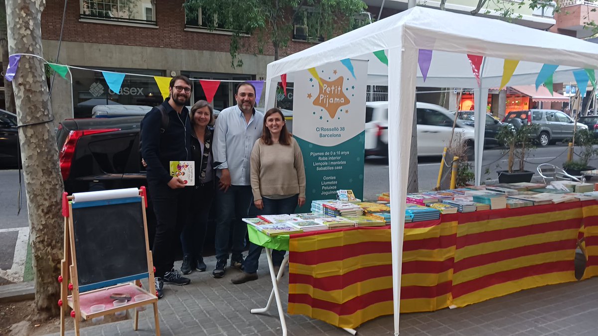 Celebrant #SantJordiBCN als barris.
A l'#EsquerraEixample tenim les llibreries i floristeries de l'eix @NouEixample que han sortit al carrer. 
Amb el conseller @marcmartinezn, el Sergio, president de l'eix i la Mireia de la botiga #PetitPijama.
#comerçdebarri
#comerçdeproximitat