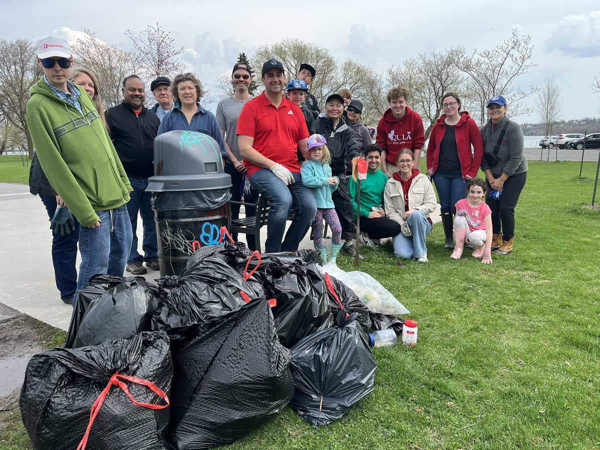 KingstonLibs's tweet photo. What a great morning at Doug Fluhrer Park! This is just part of team of dedicated @liberal_party members, supporters, and families who came out to give back to #ygk for #pitchinygk with @SustainableKtwn Thank you all! #EarthDay https://t.co/ApXH7d5oQv