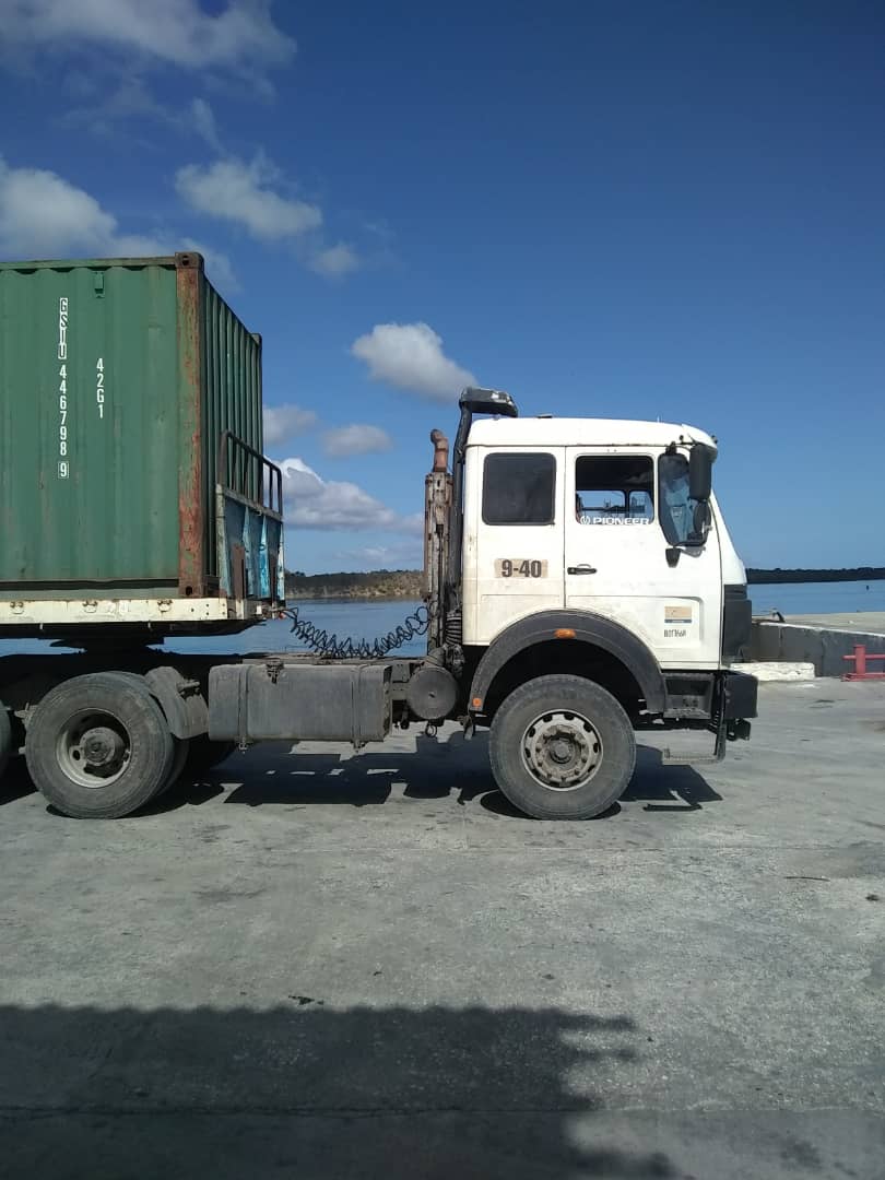 Seguimos en la extracción de Arroz desde el Puerto de Vita para la Canasta Básica Normada. Transcontenedores Holguín siempre al servicio del pueblo. <a href="/BetsyDazVelzqu2/">Betsy Díaz Velázquez</a> <a href="/cuba_gea/">GEA - Grupo Empresarial de Transporte Automotor</a> <a href="/ENOCCuba/">Transcontenedores, ENOC</a> <a href="/MitransCuba/">Ministerio del Transporte de Cuba</a> <a href="/RosellGonzlezP2/">Rosell González Pérez</a> <a href="/JulioCERHolguin/">Julio Cesar Estupiñan Rodriguez</a> <a href="/ErnestoSV8/">Ernesto Santiesteban Velázquez</a> #transcontenedoreshlg