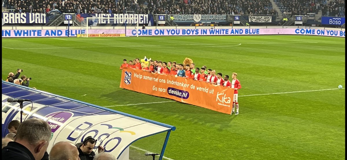 froukjeh65's tweet photo. De keeper van @FC_Emmen wenkt zijn teamgenoten, kom jongens samen voor @KiKa8118 #HeeEm https://t.co/j1E4dsVzPN