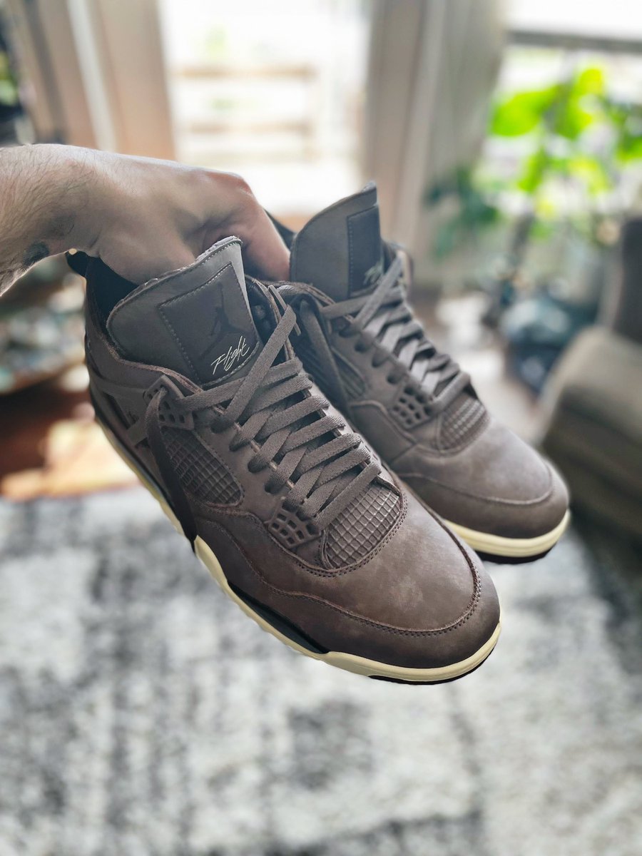 tradefades's tweet photo. beautiful day to unds these amm 4s, hope y’all have a great Saturday! #kotd 
#amm4 #snkrsliveheatingup https://t.co/GawZhoJQ8o