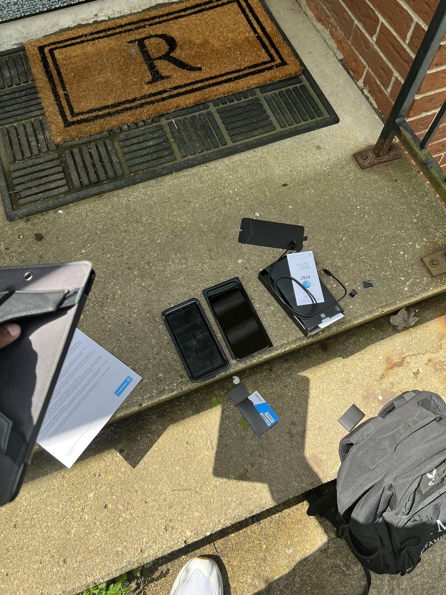 Thompson8350's tweet photo. By Any Means!! #MyLifeAtATT 🌐
Just saved a customer from the Sprint trap. https://t.co/lOp3VcR7kd