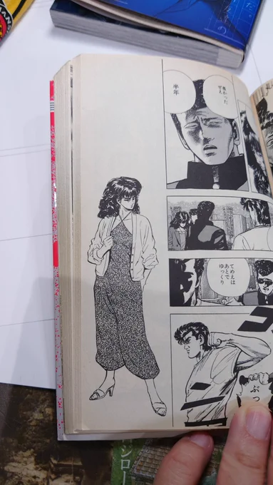 昔の単行本を見ると、こんな感じで謎のカットが挿入されてる事がある。これは雑誌掲載時に広告が入ってたスペースで、よく左ページの下1/2とか、縦1/3とか、左隅1/4などと、広告スペースをあけるように指定されたものです。普通は単行本時にカットを描き足すのですが、めんどくさがるとこうなります。 