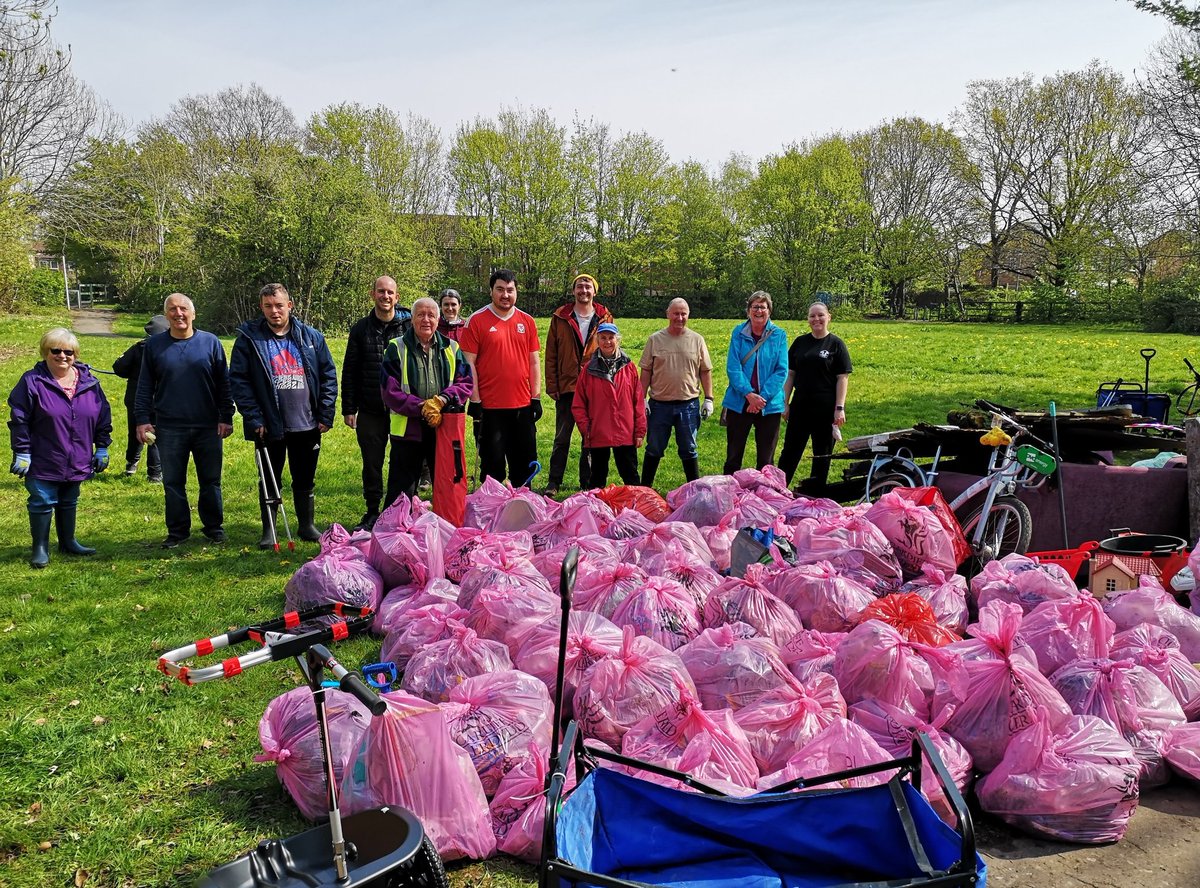 StMellonsClean's tweet photo. 18 volunteers showed our local environment &amp; wildlife lots of love on #EarthDay by removing 96 bags of litter &amp;lots of dumped rubbish in St Mellons. A lovely spring morning with the birds singing&amp; fabulous volunteers, thank you all 🚮🌍 
more pics https://t.co/Esm3RJDmry Cardiff https://t.co/RPk3mJOT47